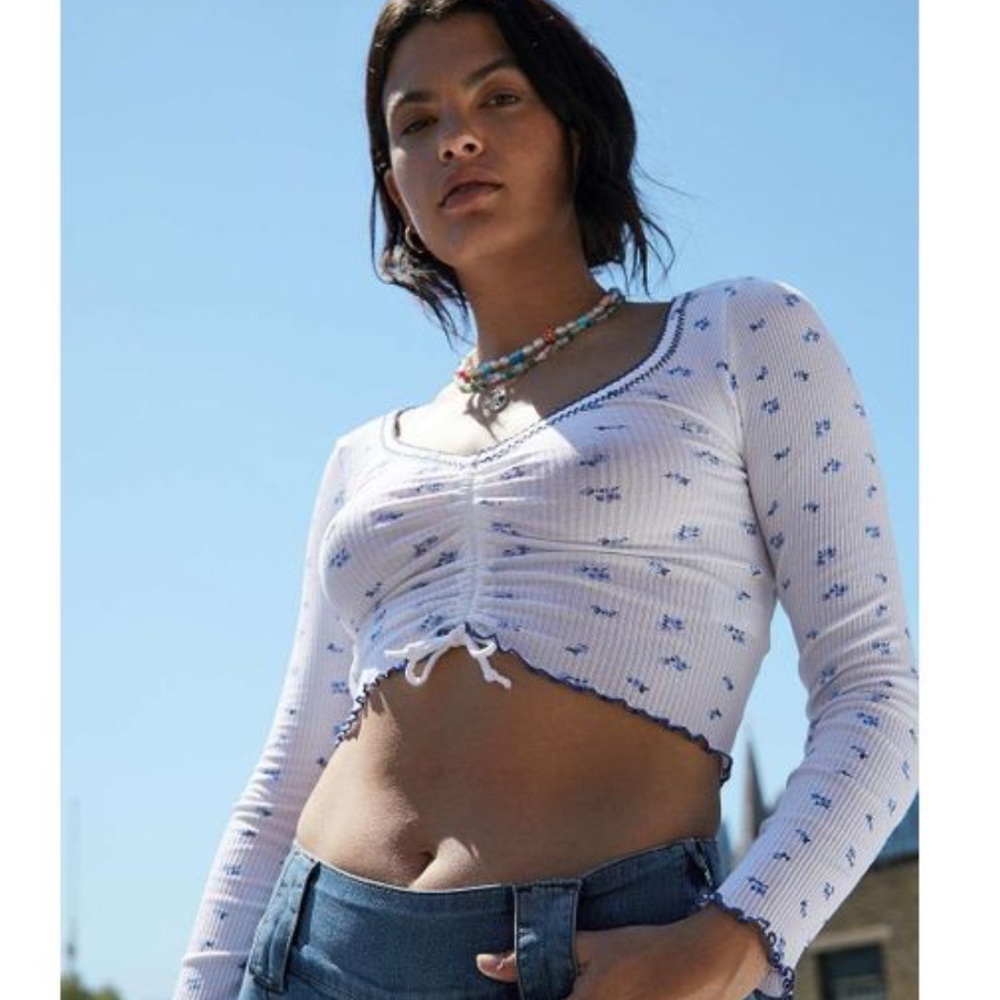 Blue Floral Hollister Crop Tee ✰ spring // cottagecore // summertime